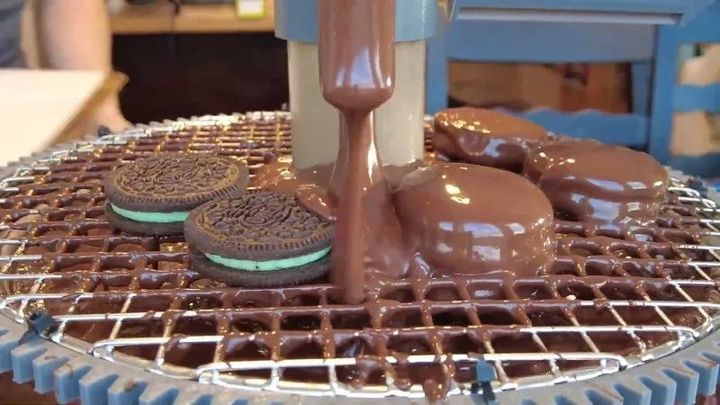 Guide to Chocolate Coating Machines: Technology, Processing, and Industry Overview